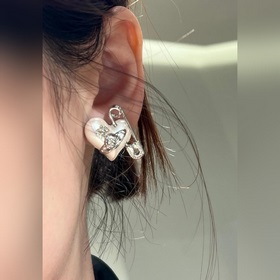 Популярные Vivienne Saturn Pearl Brooch Ear Studs от Vivienne Wes