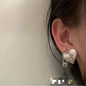 Популярные Vivienne Saturn Pearl Brooch Ear Studs от Vivienne Wes