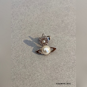 Серьги-гвоздики Vivienne Pearl Saturn от Empress of the West. Сер