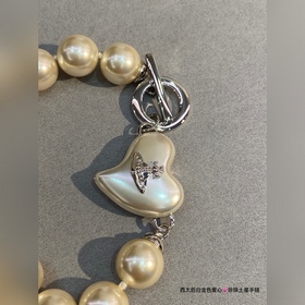 Ожерелье Vivienne Westwood Saturn Bracelet. Британский модельер, 