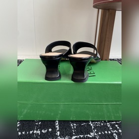 Услуги покупке товаров  Bottega Venet, новейшая модель летних же