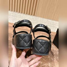 Новая модель весенне-летних сандалий Chanel на толстой подошве с 