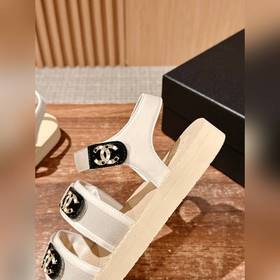 Весенне-летние сандалии Chanel с липучкой. Эти туфли на пенной по