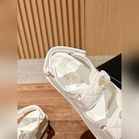 Новая цветовая гамма Классические сандалии Chanel с липучкой Каж