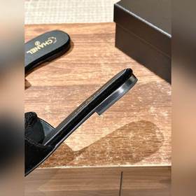 Сумка Chanel с застежкой виде ромбов и тапочки Как только вы их н