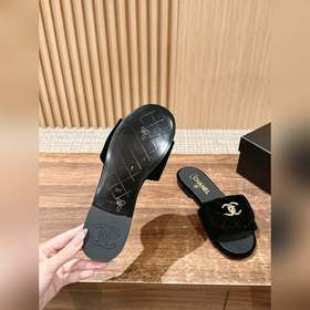 Сумка Chanel с застежкой виде ромбов и тапочки Как только вы их н