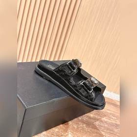 Сандалии Chanel с липучкой Каждый год в классической коллекции C