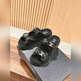 Сандалии Chanel с липучкой Каждый год в классической коллекции C