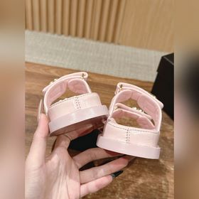 Сандалии Chanel с липучкой Каждый год в классической коллекции C