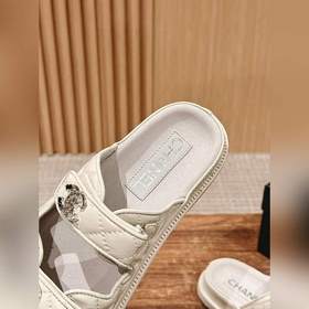 Сандалии Chanel с липучкой Каждый год в классической коллекции C
