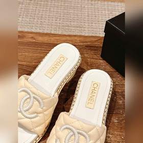 Новые удобные сандалии Chanel на толстом каблуке с цепочкой Класс