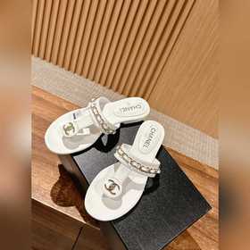 Новые сандалии Chanel с цепочкой и двойной пряжкой в форме буквы 