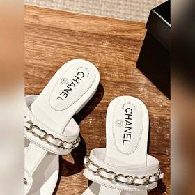Новые сандалии Chanel с цепочкой и двойной пряжкой в форме буквы 