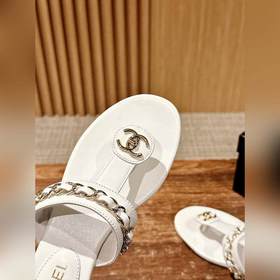 Новые сандалии Chanel с цепочкой и двойной пряжкой в форме буквы 
