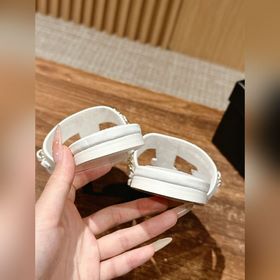 Новые сандалии Chanel с цепочкой и двойной пряжкой в форме буквы 