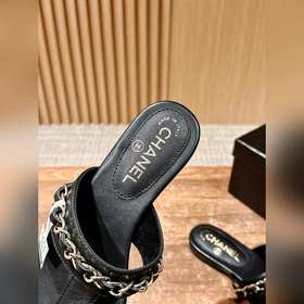Новые сандалии Chanel с цепочкой и двойной пряжкой в форме буквы 