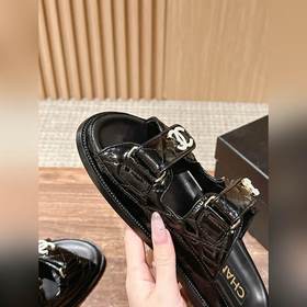 Новая цветовая гамма Классические сандалии Chanel с липучкой Каж