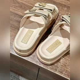 Новая цветовая гамма Классические сандалии Chanel с липучкой Каж