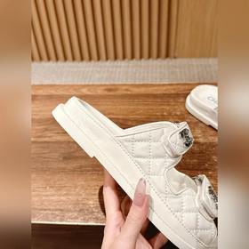 Новая цветовая гамма Классические сандалии Chanel с липучкой Каж