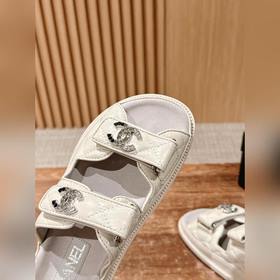 Новая цветовая гамма Классические сандалии Chanel с липучкой Каж