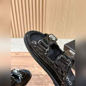 Новая цветовая гамма Классические сандалии Chanel с липучкой Каж