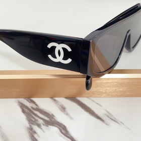 Солнцезащитные очки Chanel очень красивые. Новая модель с двухцве