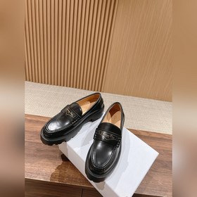 Новая модель лофей от Dior на весну-лето. Простой крой, золотая н