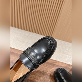 Новая модель лофей от Dior на весну-лето. Простой крой, золотая н