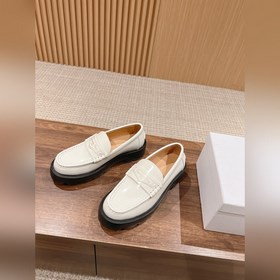 Новая модель лофей от Dior на весну-лето. Простой крой, золотая н