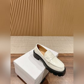 Новая модель лофей от Dior на весну-лето. Простой крой, золотая н