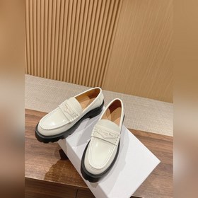Новая модель лофей от Dior на весну-лето. Простой крой, золотая н