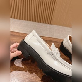 Новая модель лофей от Dior на весну-лето. Простой крой, золотая н