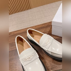 Новая модель лофей от Dior на весну-лето. Простой крой, золотая н