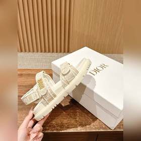 Новейшие модные сандалии от Dior. Классическая модель с обновленн