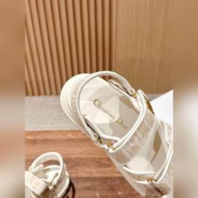 Новейшие модные сандалии от Dior. Классическая модель с обновленн