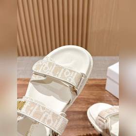 Новейшие модные сандалии от Dior. Классическая модель с обновленн