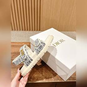 Новейшие модные сандалии от Dior. Классическая модель с обновленн