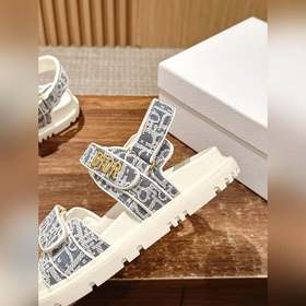 Новейшие модные сандалии от Dior. Классическая модель с обновленн