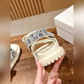 Новейшие модные сандалии от Dior. Классическая модель с обновленн