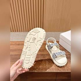Новейшие модные сандалии от Dior. Классическая модель с обновленн