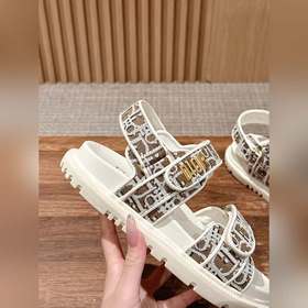 Новейшие модные сандалии от Dior. Классическая модель с обновленн