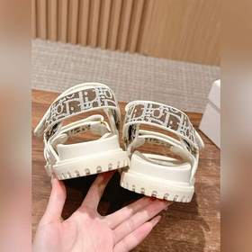 Новейшие модные сандалии от Dior. Классическая модель с обновленн