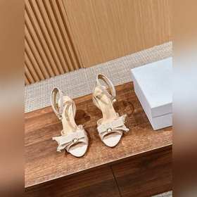 Новые туфли на каблуке с бантиком и жемчужинами от Dior Новая мод