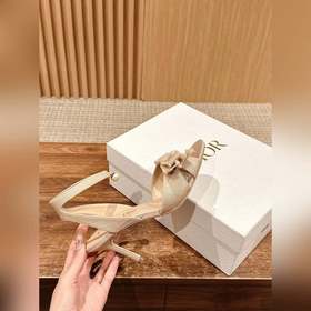 Новые туфли на каблуке с бантиком и жемчужинами от Dior Новая мод