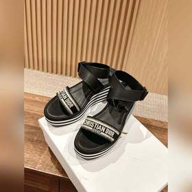 Новые сандалии на танкетке от Dior. Верх из импортного кокосового