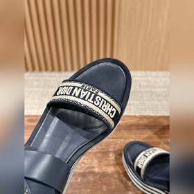 Новые сандалии на танкетке от Dior. Верх из импортного кокосового