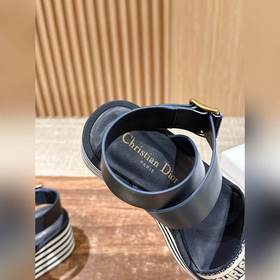 Новые сандалии на танкетке от Dior. Верх из импортного кокосового