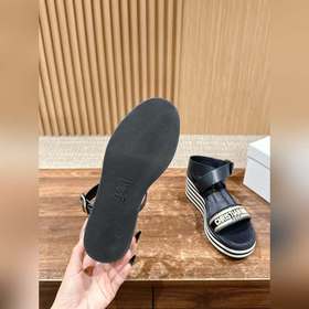 Новые сандалии на танкетке от Dior. Верх из импортного кокосового