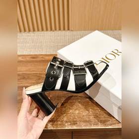 Новые высокие босоножки на каблуке от Dior в стиле римских сандал