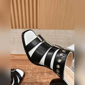 Новые высокие босоножки на каблуке от Dior в стиле римских сандал